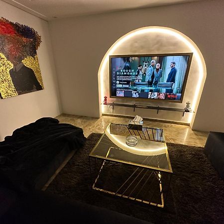 Modern 1-Bedroom Apartment In Zamalek Visits Allowed Caïro Buitenkant foto