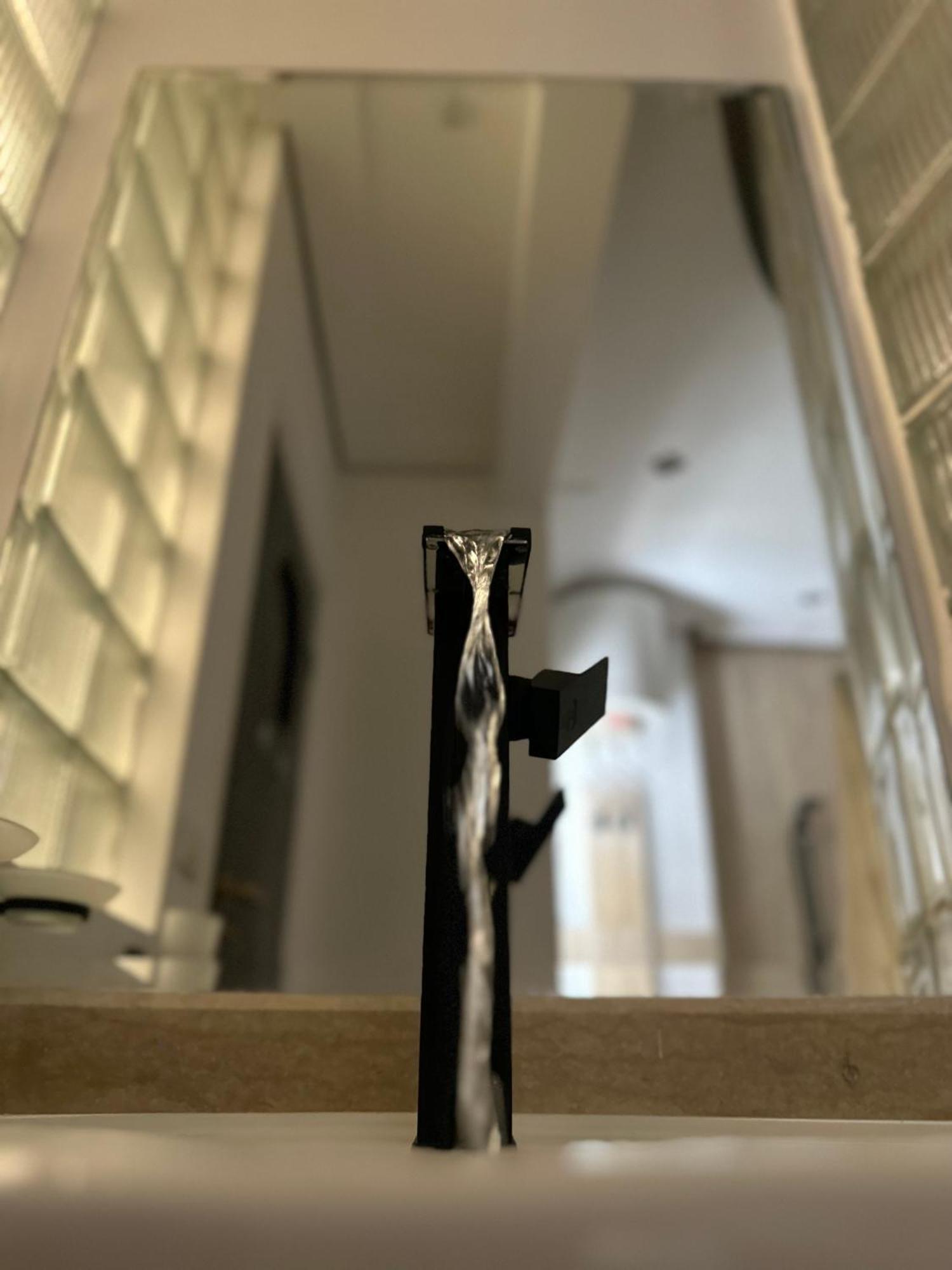 Modern 1-Bedroom Apartment In Zamalek Visits Allowed Caïro Buitenkant foto