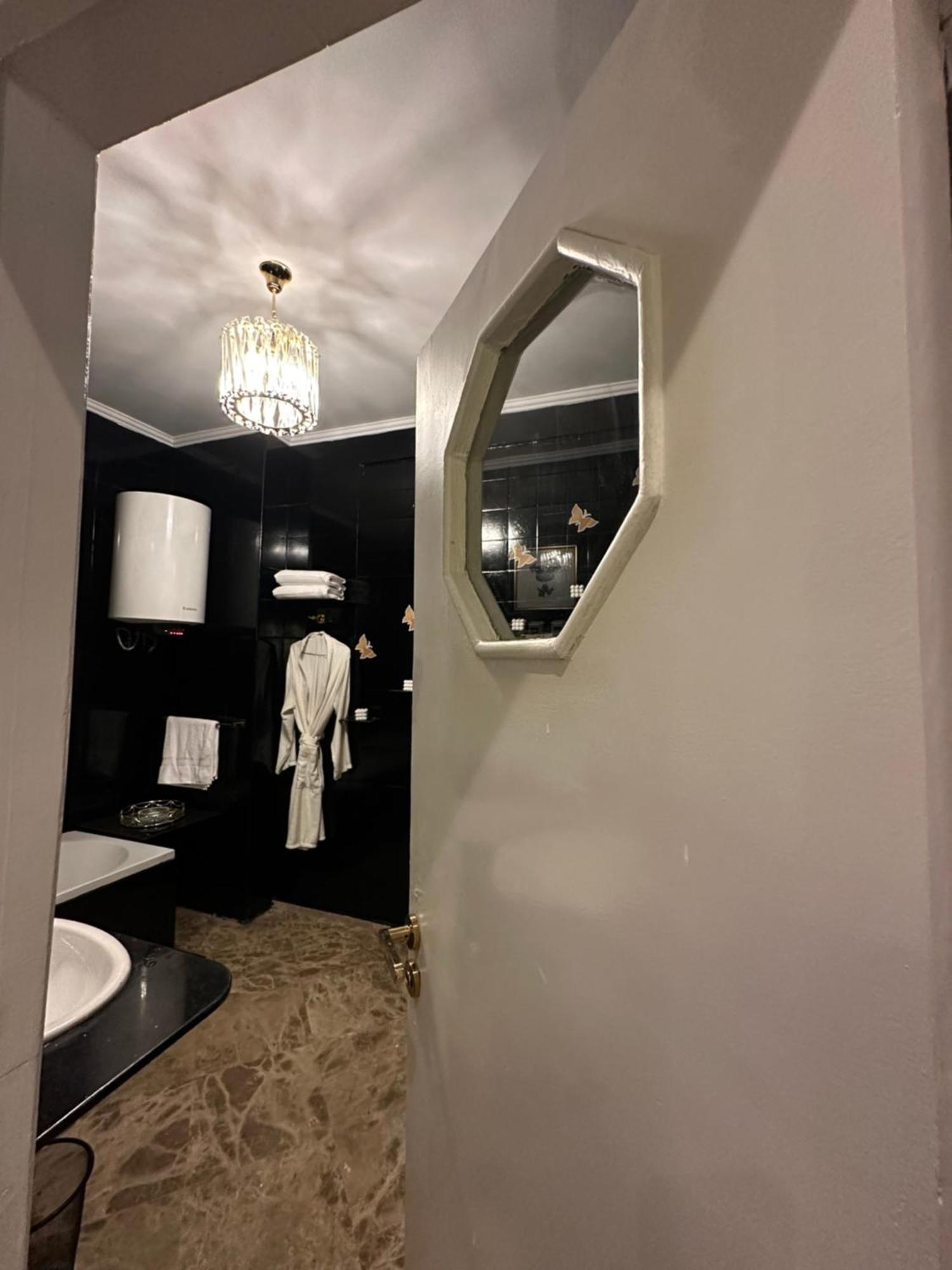 Modern 1-Bedroom Apartment In Zamalek Visits Allowed Caïro Buitenkant foto